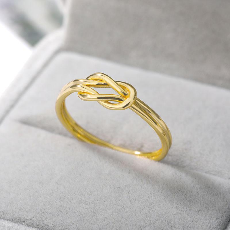 Anillo de acero inoxidable con diseño de espiral dorada