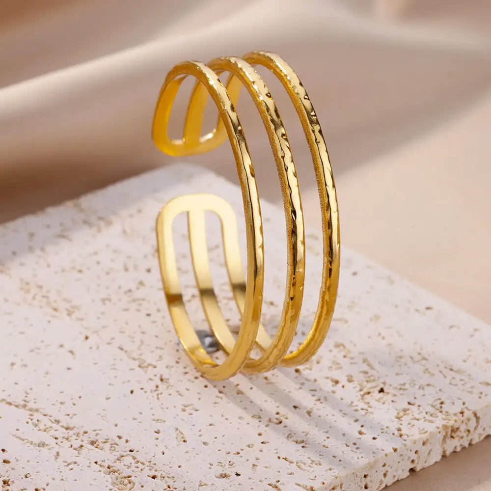 Elegante pulsera de acero inoxidable con múltiples capas de oro