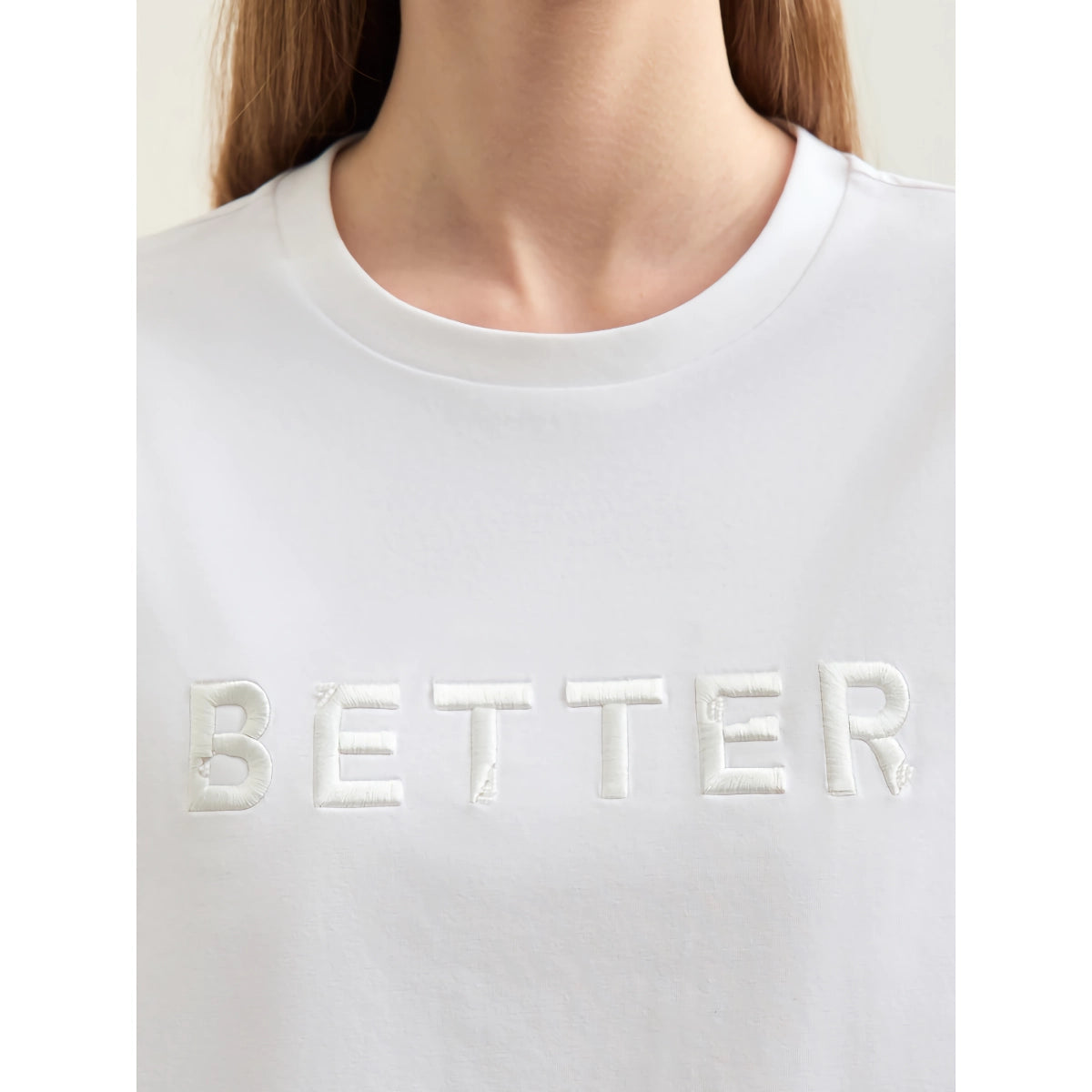 Minimalistisches kurzärmliges besticktes Baumwoll-T-Shirt für Damen