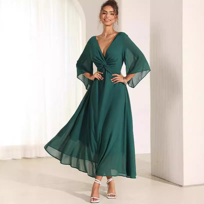 Vestido extra largo con escote en V y mangas acampanadas en color liso