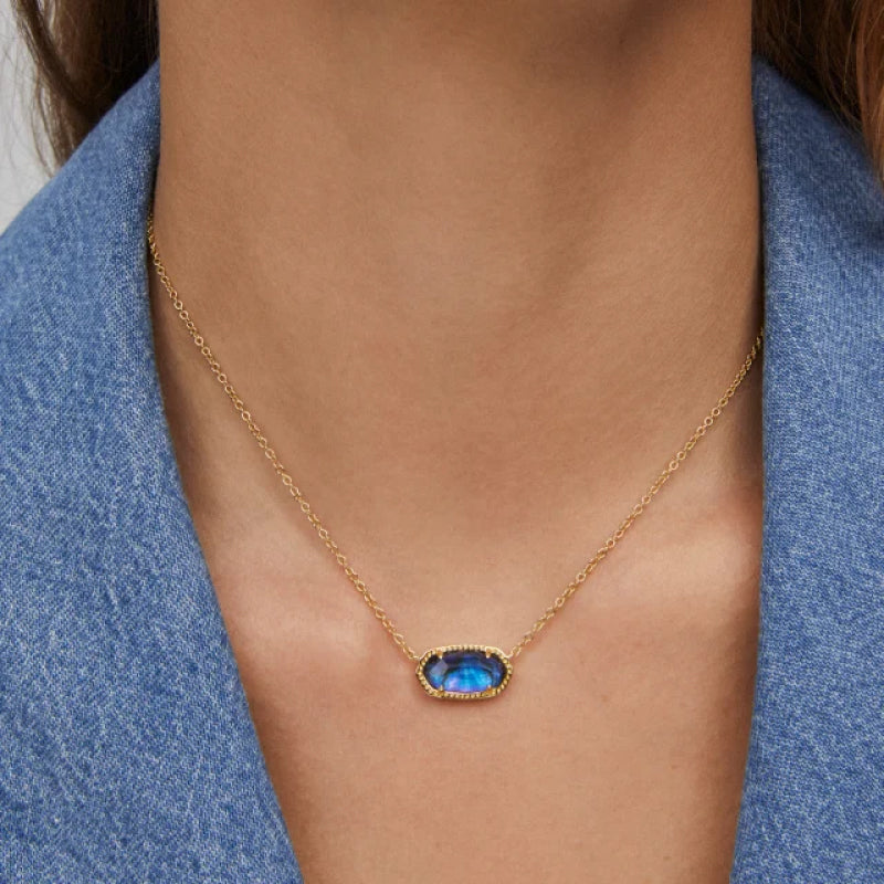 Elegante collar con colgante de cristal bañado en oro