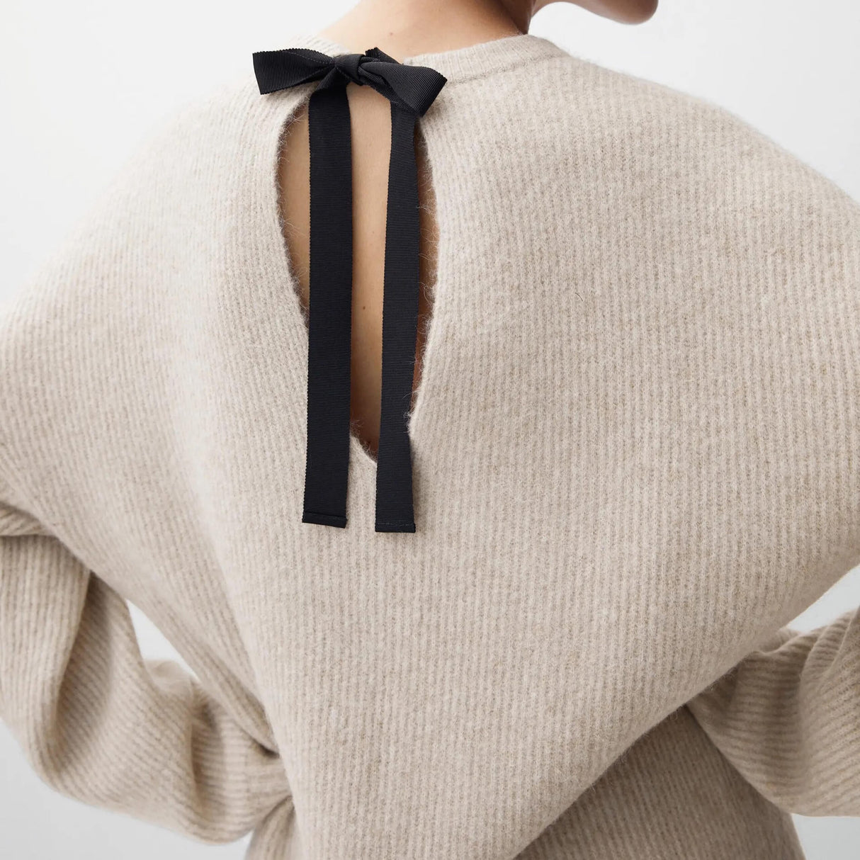 Fließendes Kleid mit Knotendesign