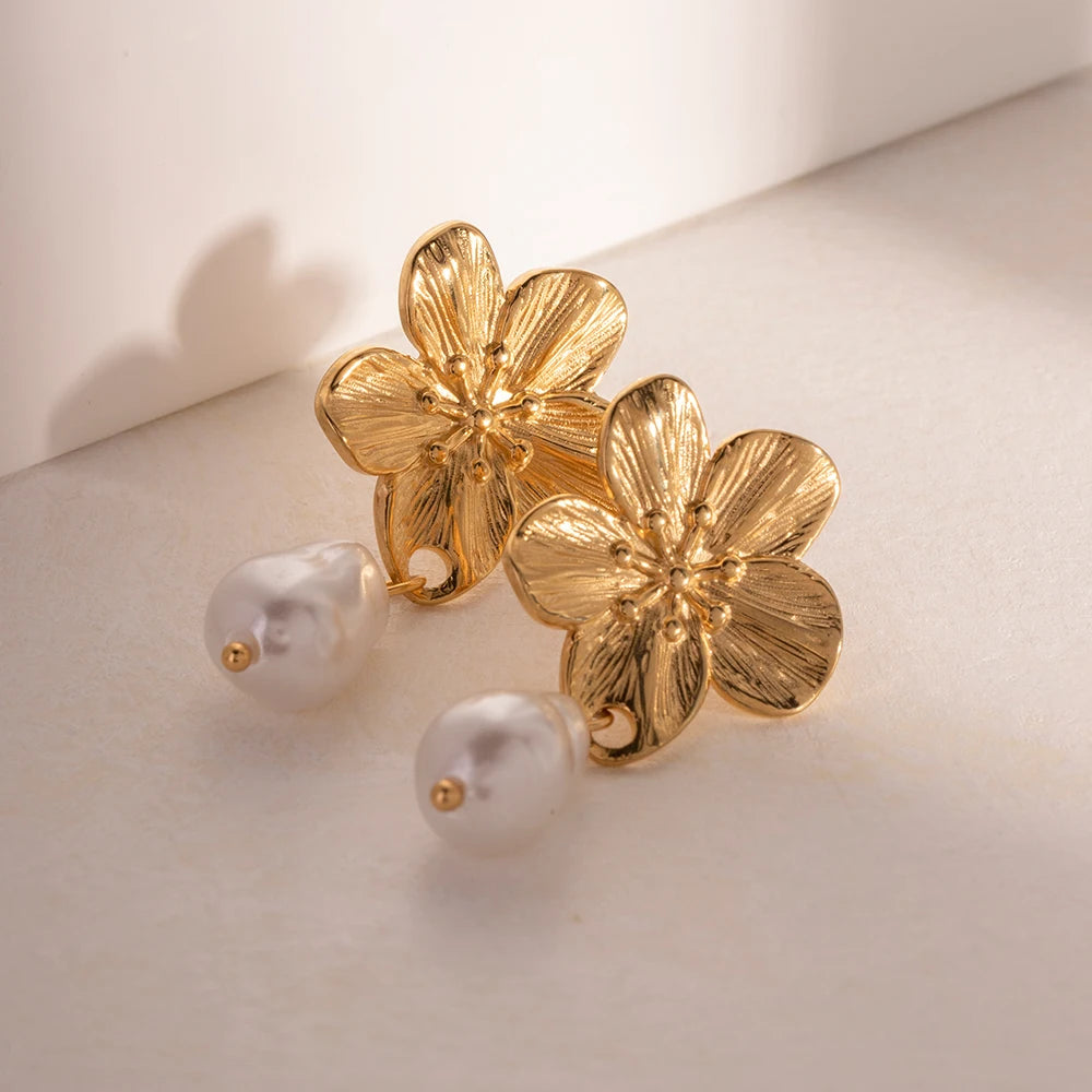 Pendientes colgantes de perlas florales de acero inoxidable chapado en oro de 18 quilates de lujo