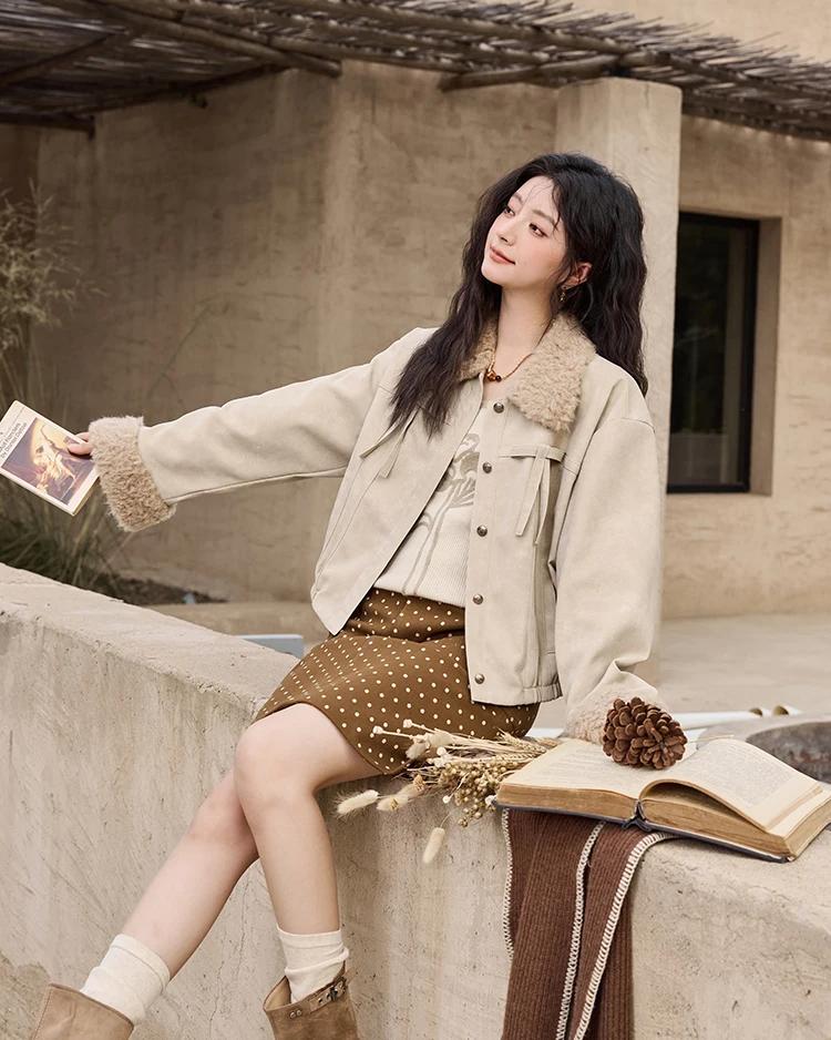 Manténgase cómodo y con estilo con la chaqueta corta de lana de cordero