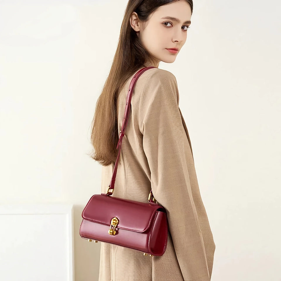 Elegante bolso bandolera de piel color burdeos para mujer