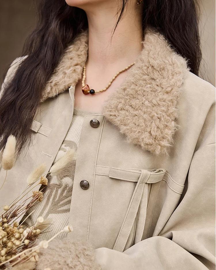 Manténgase cómodo y con estilo con la chaqueta corta de lana de cordero
