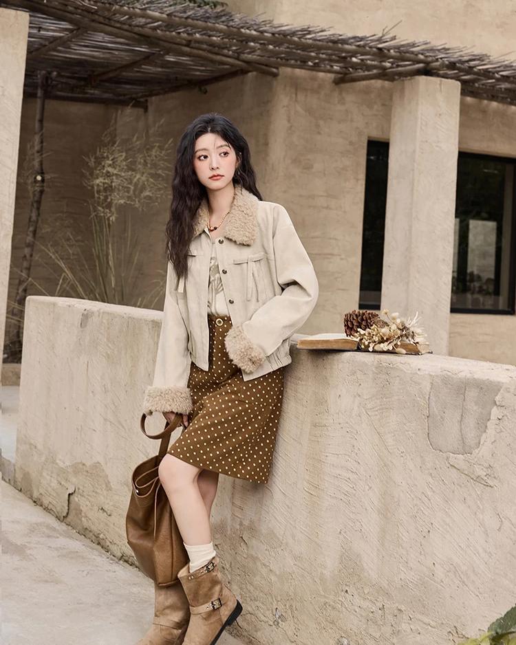 Manténgase cómodo y con estilo con la chaqueta corta de lana de cordero