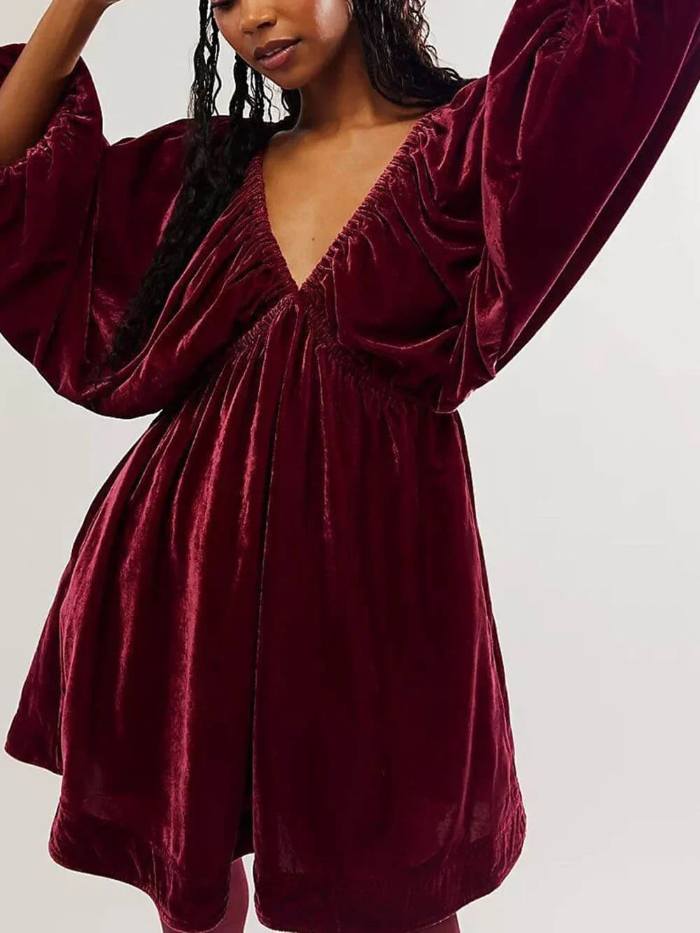 Vestido mini retro de terciopelo con escote en V y mangas abullonadas