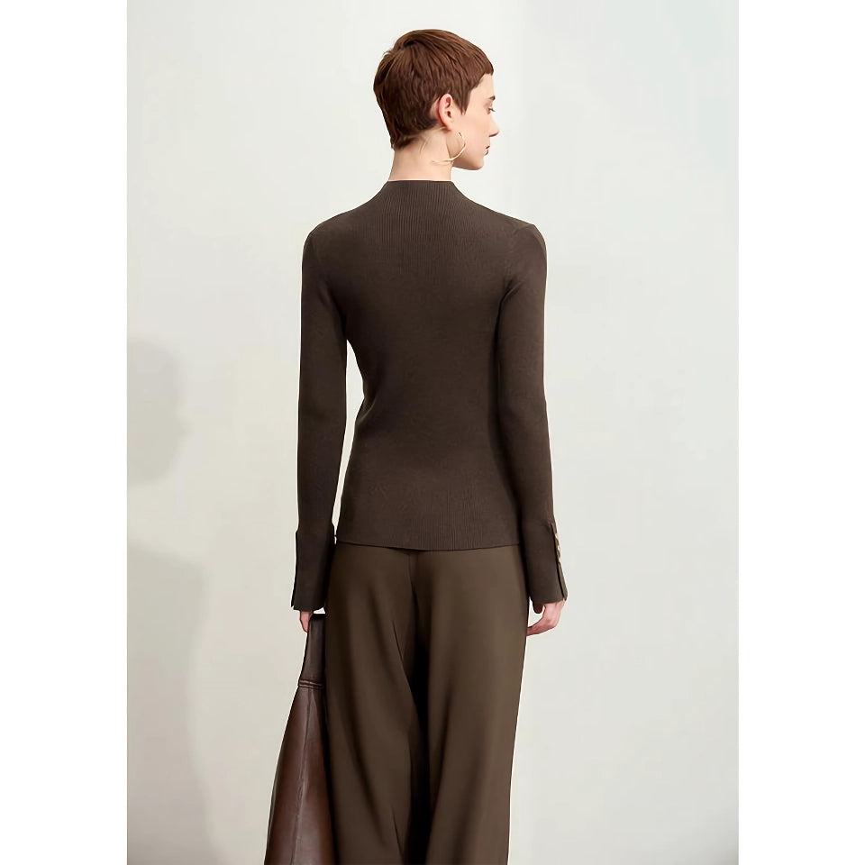 Suéter minimalista de cuello alto con puños con aberturas y hebilla de metal