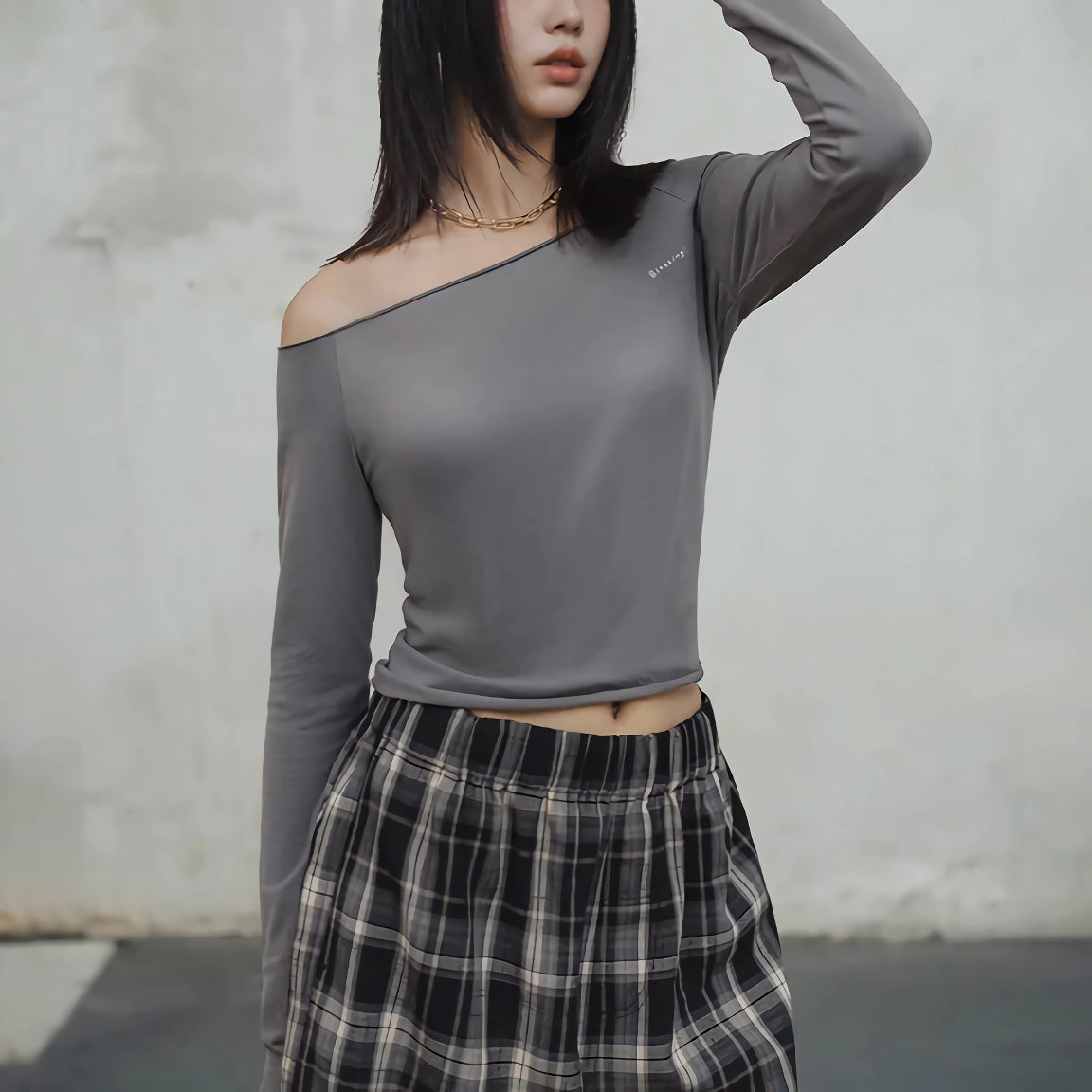 Elegante camiseta gris de manga larga con cuello oblicuo para mujer