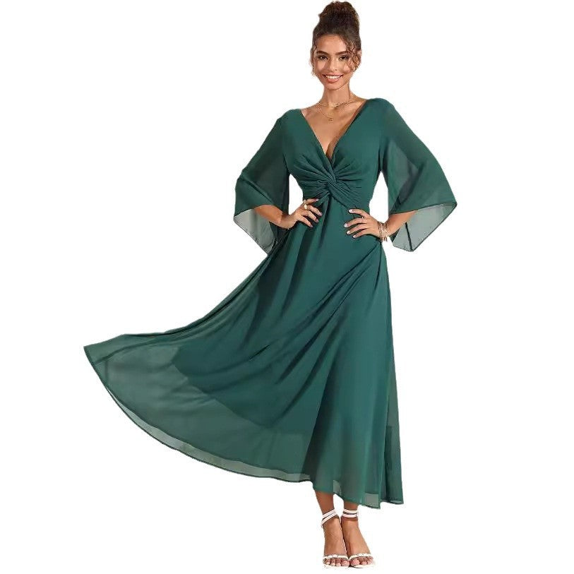 Vestido extra largo con escote en V y mangas acampanadas en color liso