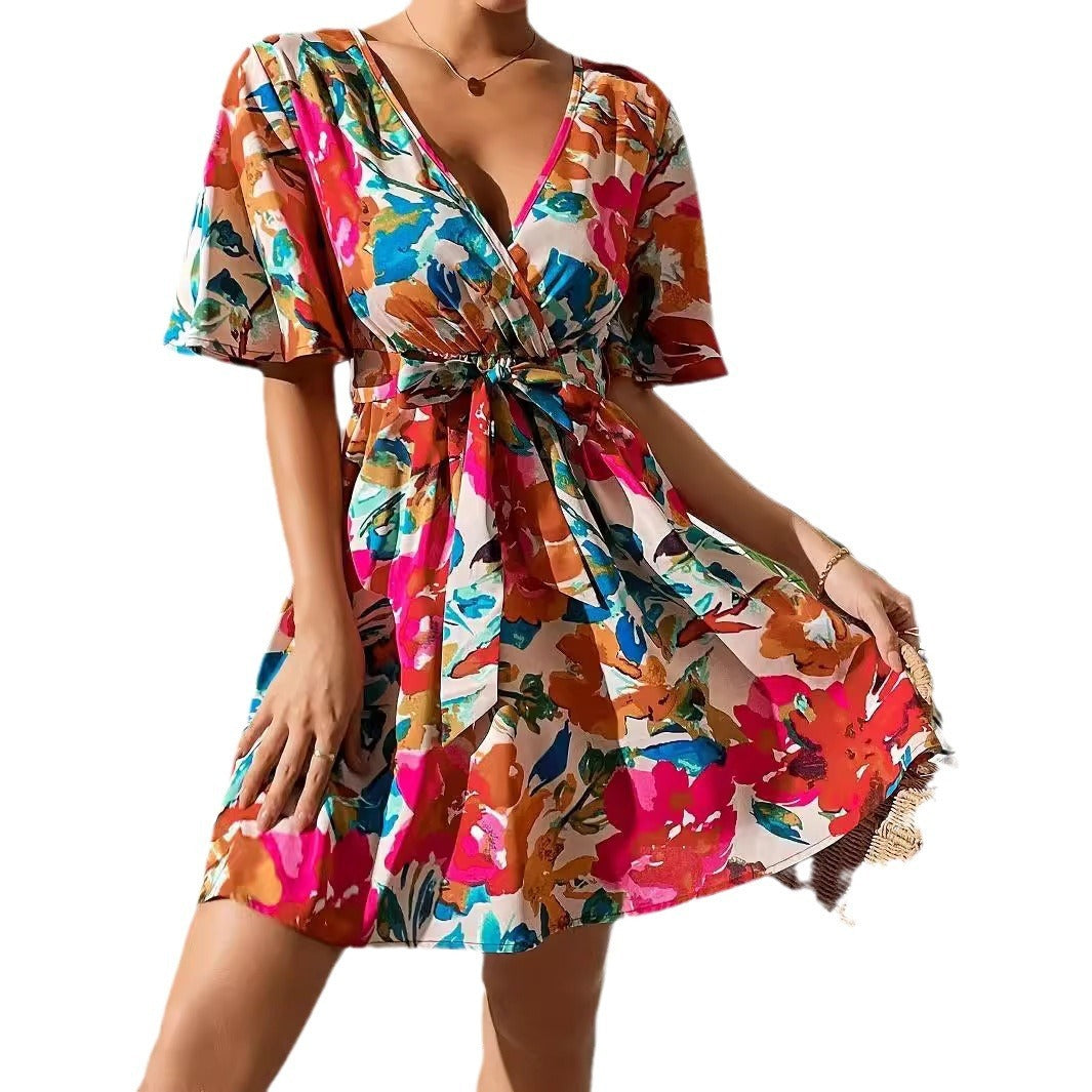 Vestido de mujer con cinturón y cuello cruzado y estampado floral