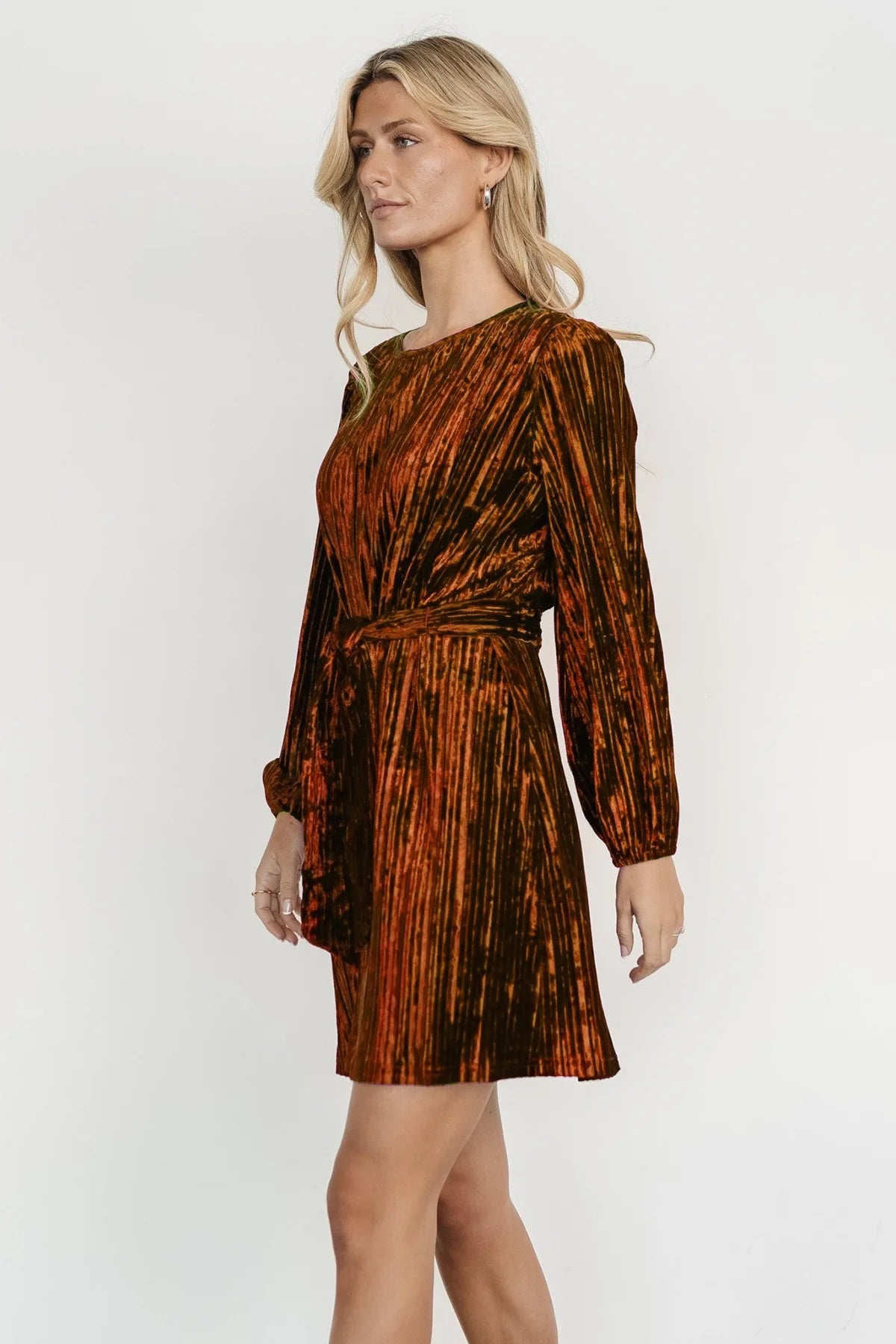 Elegante vestido de terciopelo de manga larga