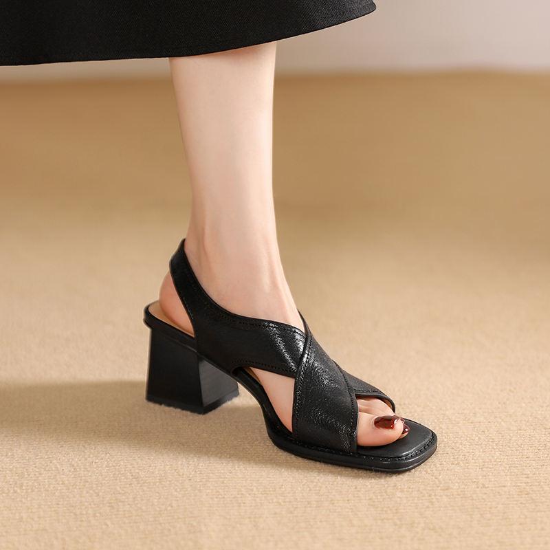 Neue Sommersandalen aus echtem Leder