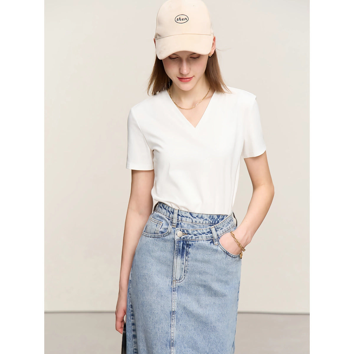 Minimalistisches besticktes Damen-T-Shirt mit V-Ausschnitt