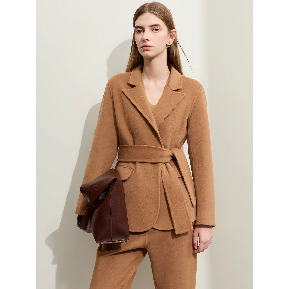Conjunto minimalista de abrigo de lana y pantalón informal para mujer