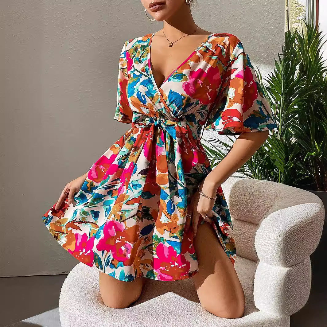 Vestido de mujer con cinturón y cuello cruzado y estampado floral