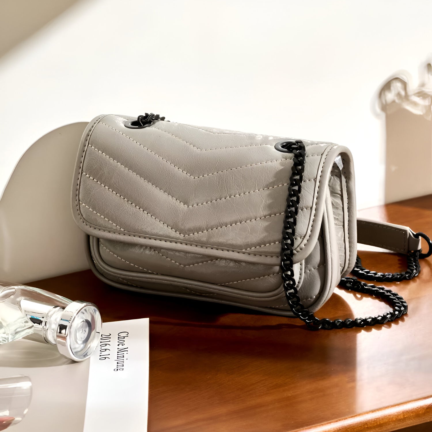 Kleine quadratische Umhängetasche aus echtem Leder