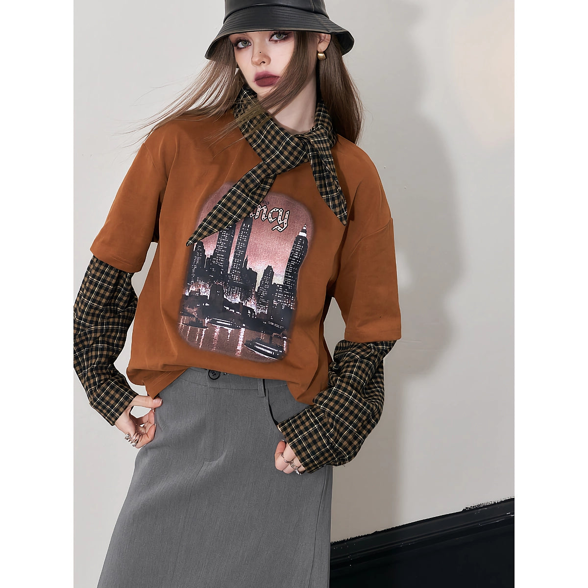 Herbstliches, grafisches, gespleißtes T-Shirt für Damen