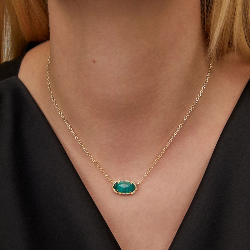 Elegante collar con colgante de cristal bañado en oro