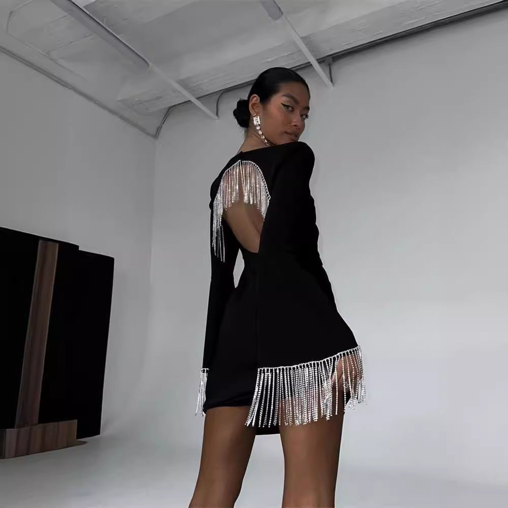 Vestido con mangas acampanadas y espalda hueca con borlas