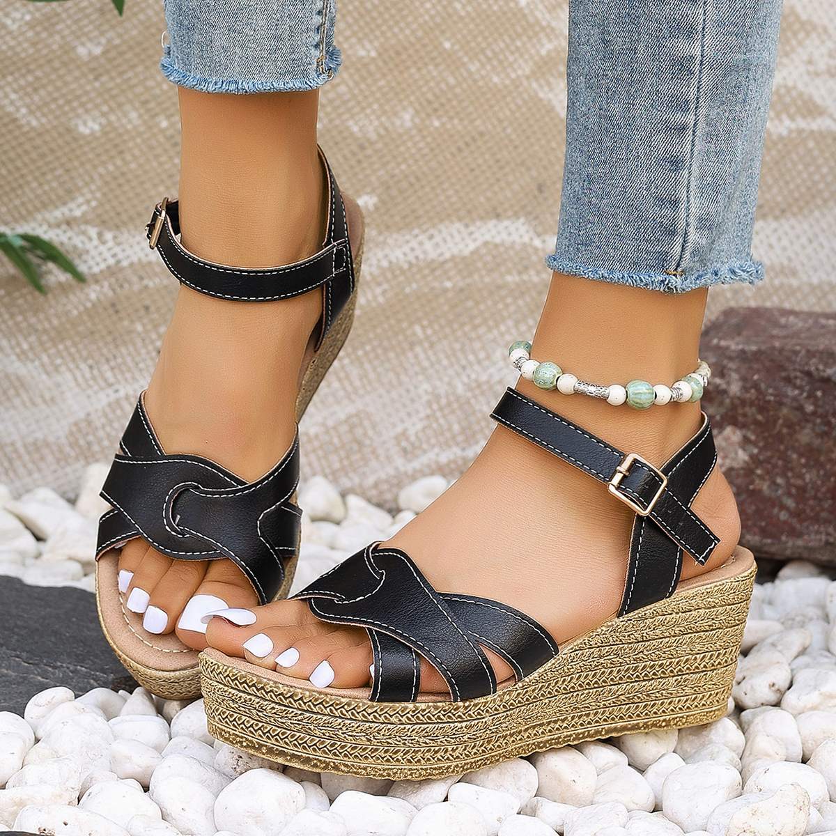Damen-Sandalen mit überkreuzten Riemen und Keilabsatz