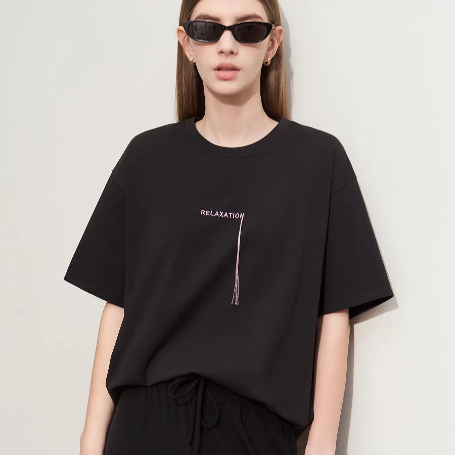 Minimalistisches Damen-T-Shirt mit Quastenstickerei