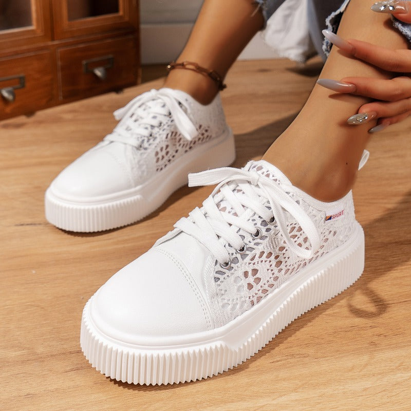 Moderne, atmungsaktive Freizeitschuhe mit Schnürung und dicker Sohle