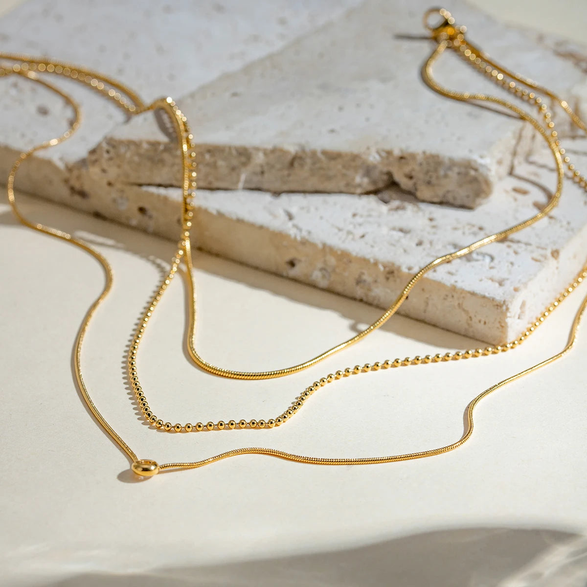 Minimalistische dreireihige Halskette in Y-Form für Damen, 18 Karat PVD