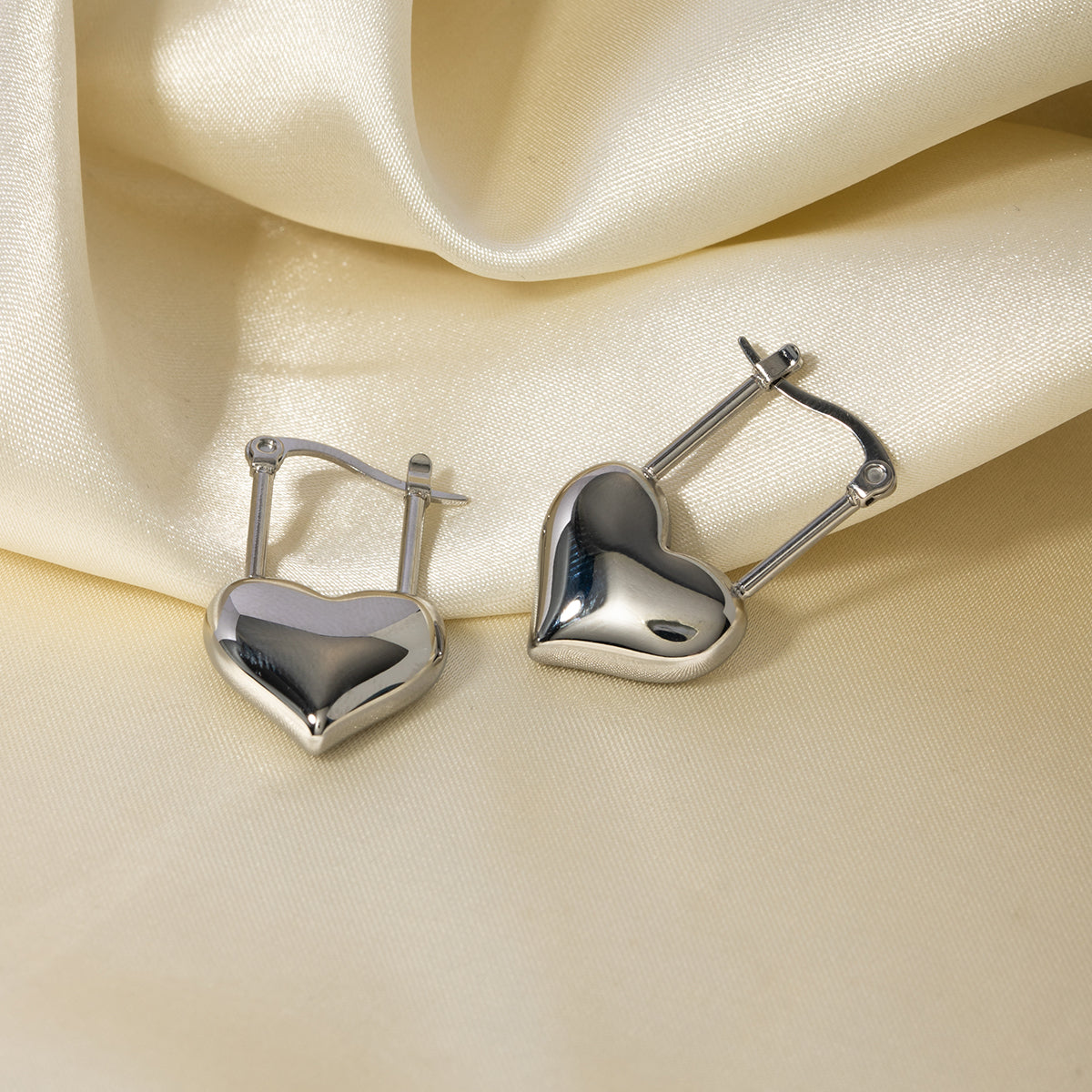 Pendientes colgantes de corazón de amor de acero inoxidable bañados en oro de 18 quilates