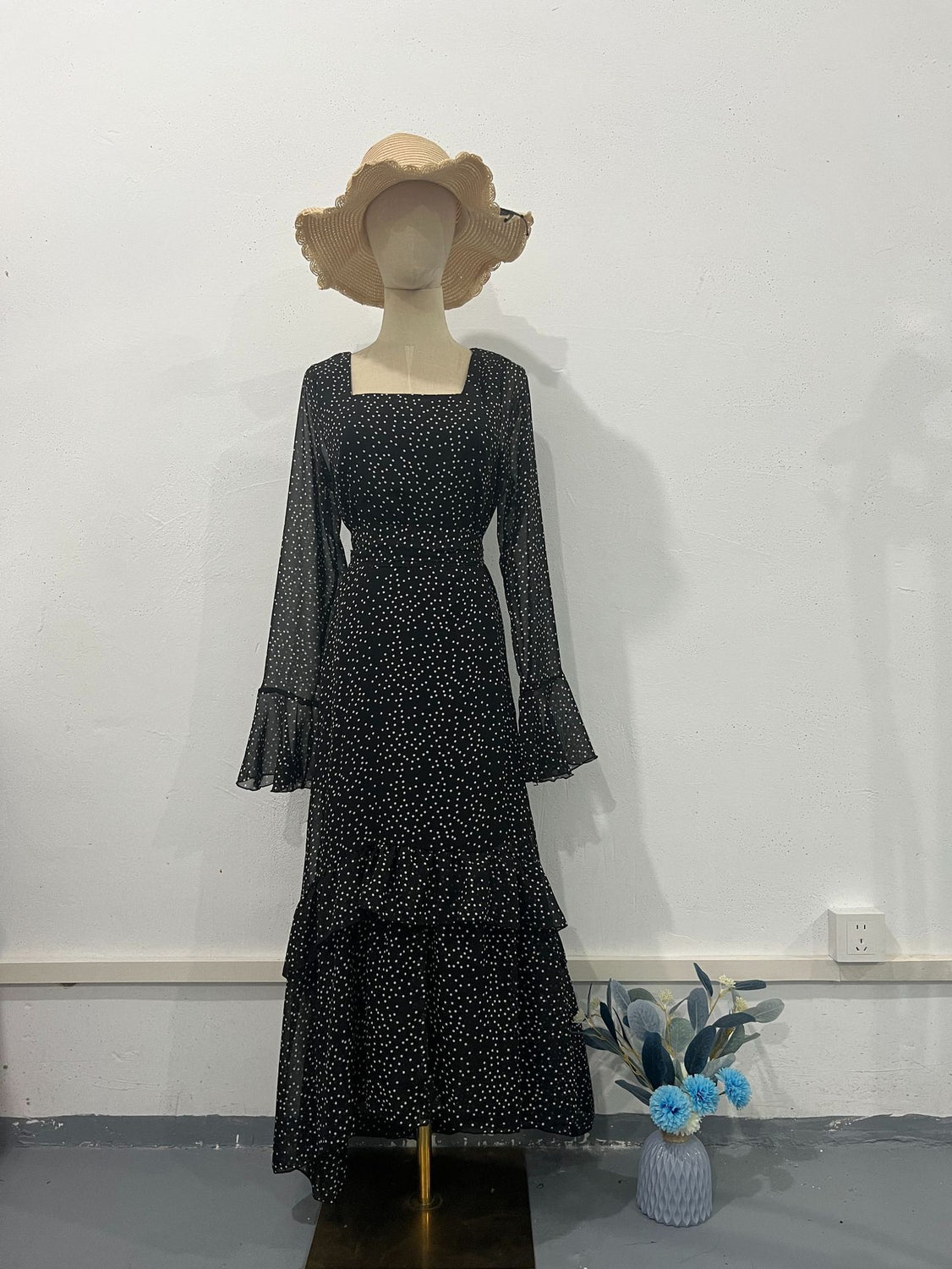 Chiffon-Kleid mit unregelmäßigen Ärmelnähten und Lotusblatt-Punkten