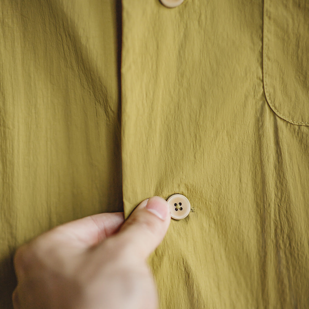 Camisa vintage de manga corta con cuello cubano y bordado