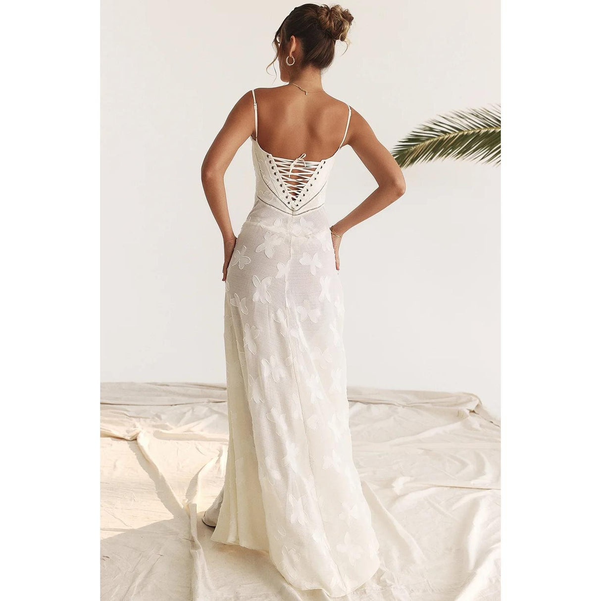 Elegante vestido midi con corsé en color beige con jacquard floral y espalda con cordones