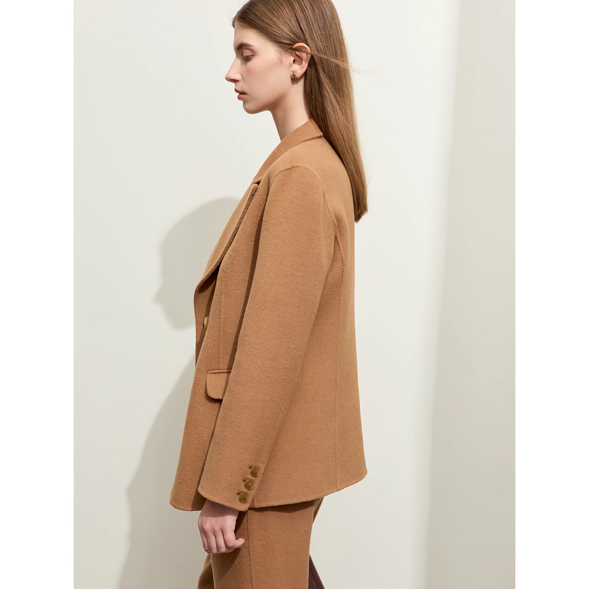 Conjunto minimalista de abrigo de lana y pantalón informal para mujer