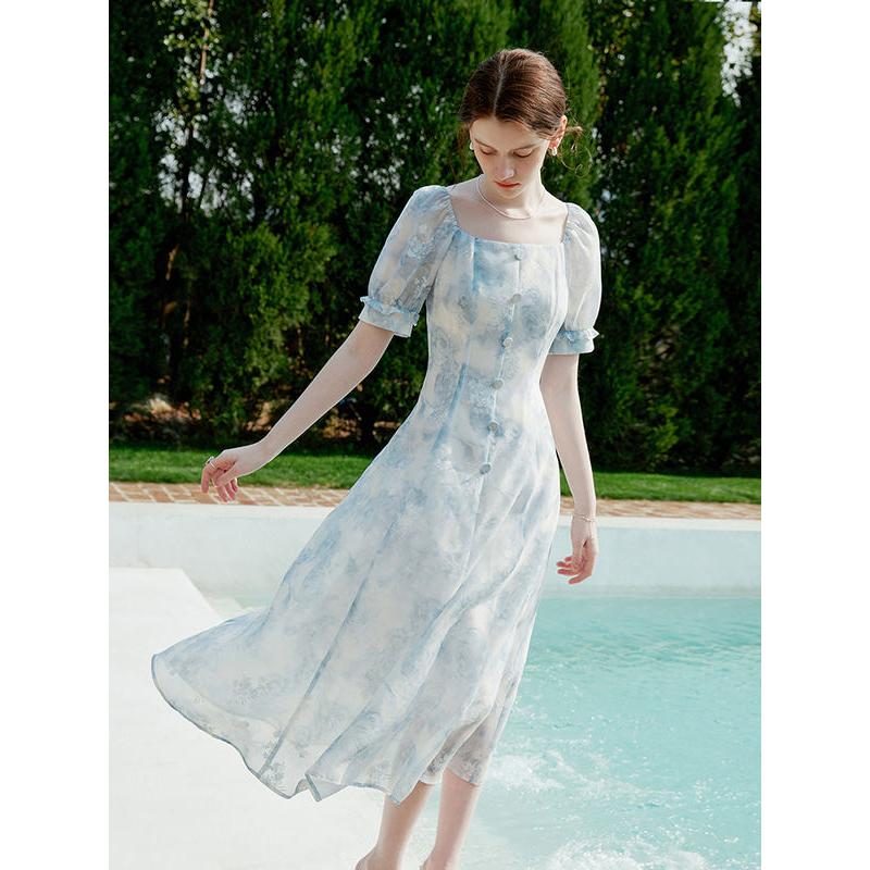 Elegancia veraniega: vestido floral azul a media pierna para mujer
