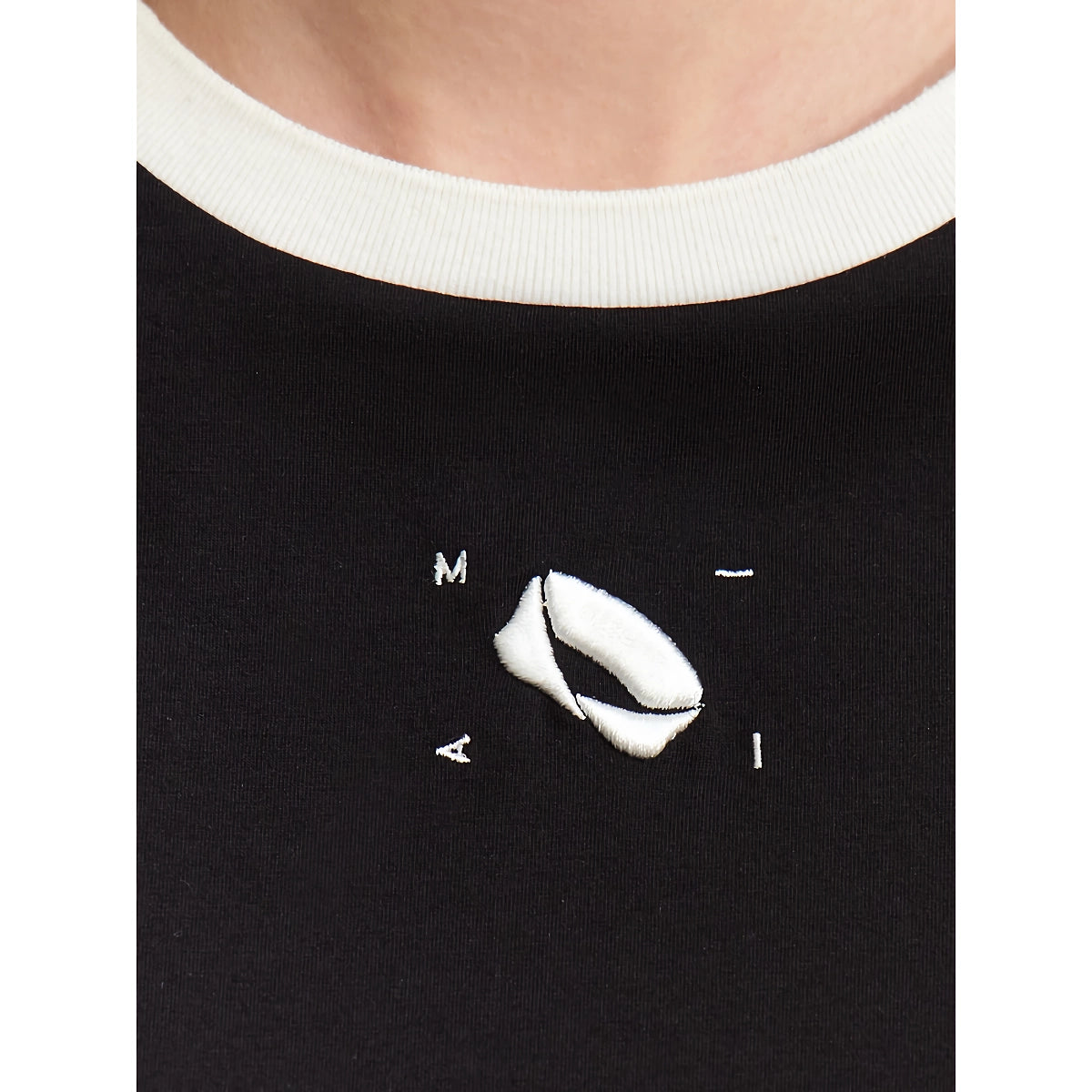 Camiseta minimalista de algodón con bordados empalmados para mujer