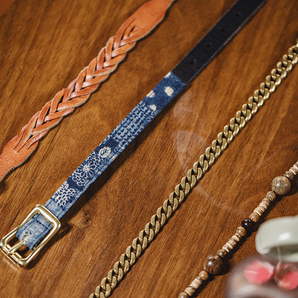 Pulsera de cuero vintage con parches y hebilla de latón: brazalete unisex ajustable