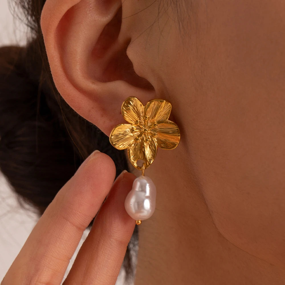 Pendientes colgantes de perlas florales de acero inoxidable chapado en oro de 18 quilates de lujo