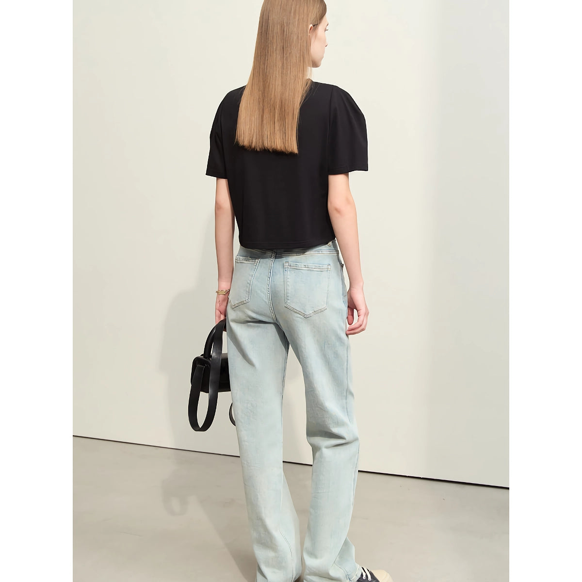 Camiseta minimalista de algodón con bordados empalmados para mujer