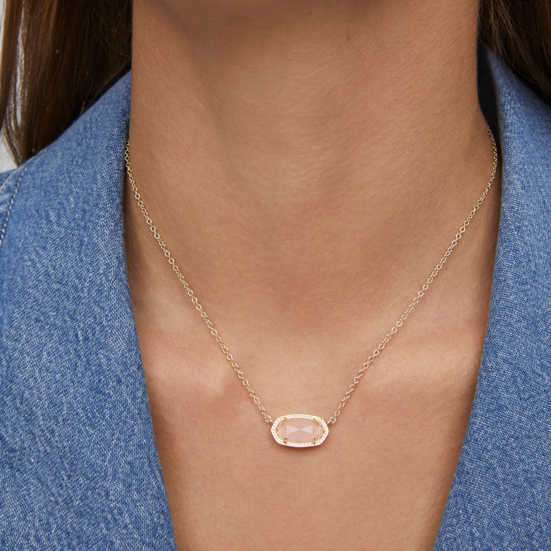 Elegante collar con colgante de cristal bañado en oro