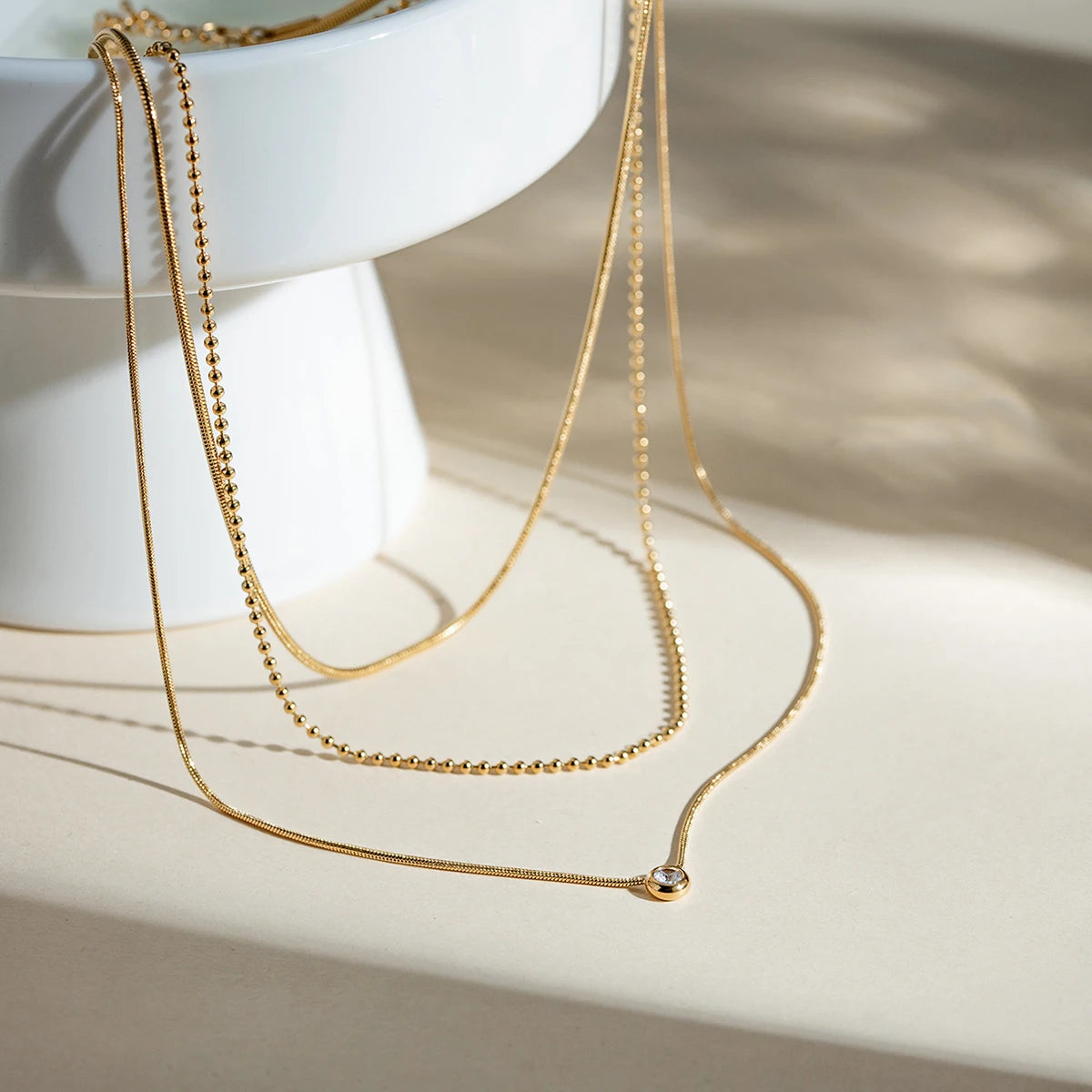 Minimalistische dreireihige Halskette in Y-Form für Damen, 18 Karat PVD