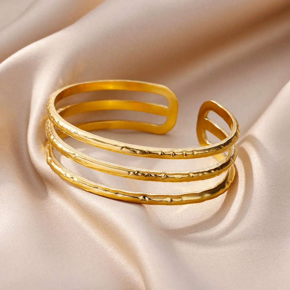 Elegante pulsera de acero inoxidable con múltiples capas de oro