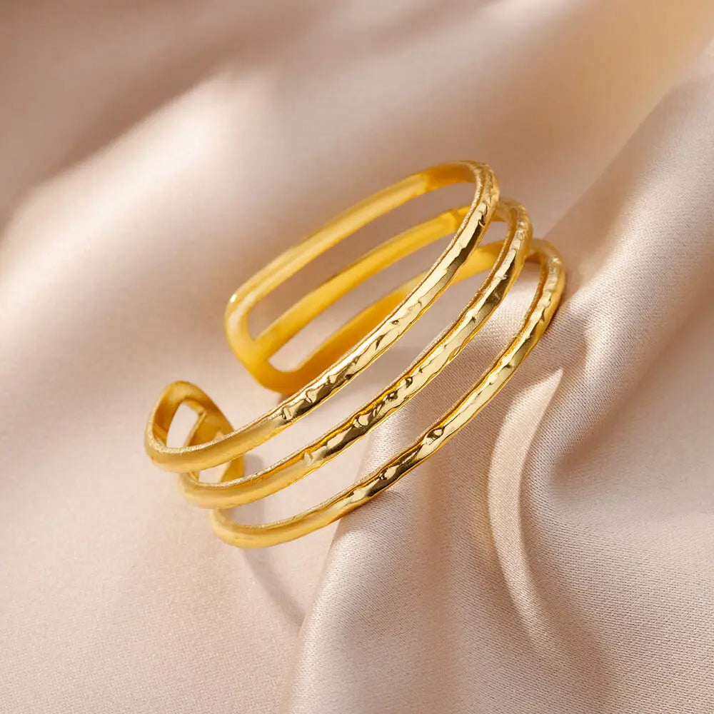 Elegante pulsera de acero inoxidable con múltiples capas de oro