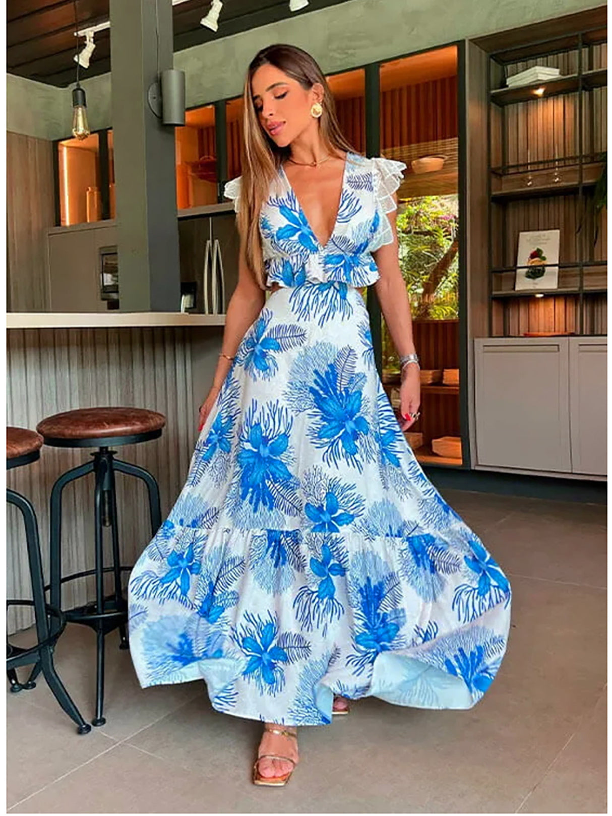 Vestido con escote en V profundo, espalda descubierta y abertura en el abdomen con estampado azul