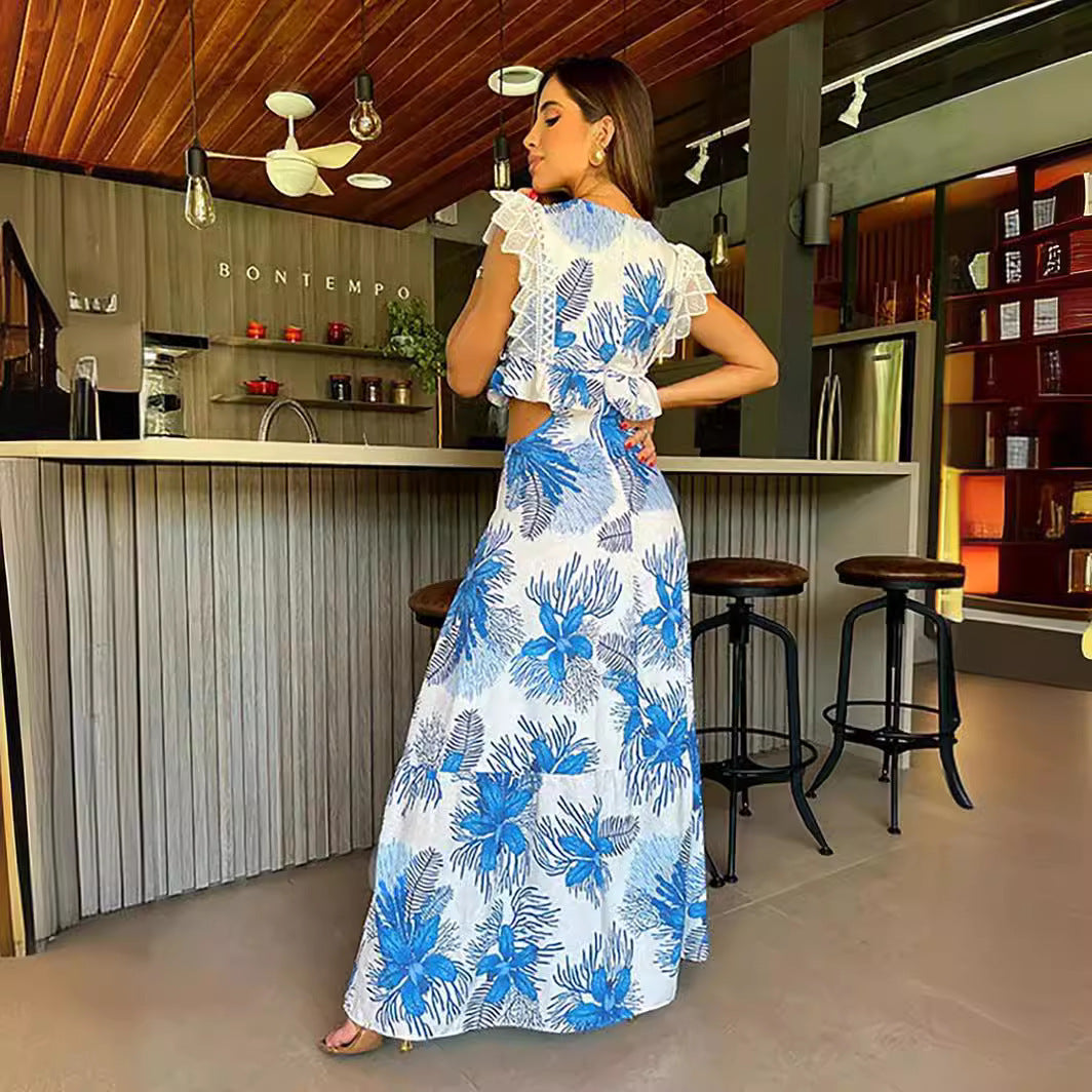 Vestido con escote en V profundo, espalda descubierta y abertura en el abdomen con estampado azul