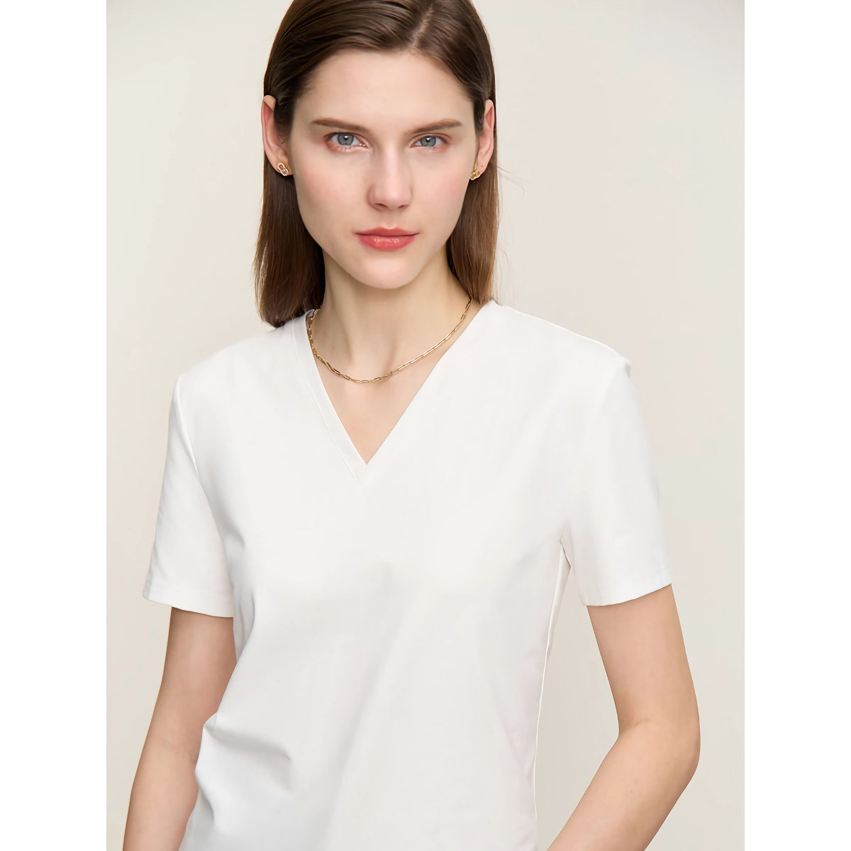 Minimalistisches besticktes Damen-T-Shirt mit V-Ausschnitt