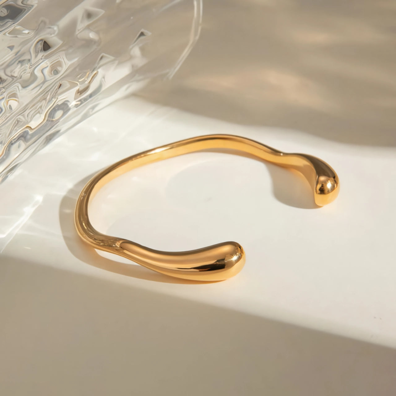 Brazalete abierto de acero inoxidable bañado en oro de 18 quilates con PVD: liso, pulido y resistente al óxido