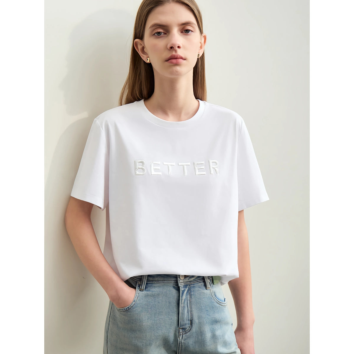 Minimalistisches kurzärmliges besticktes Baumwoll-T-Shirt für Damen