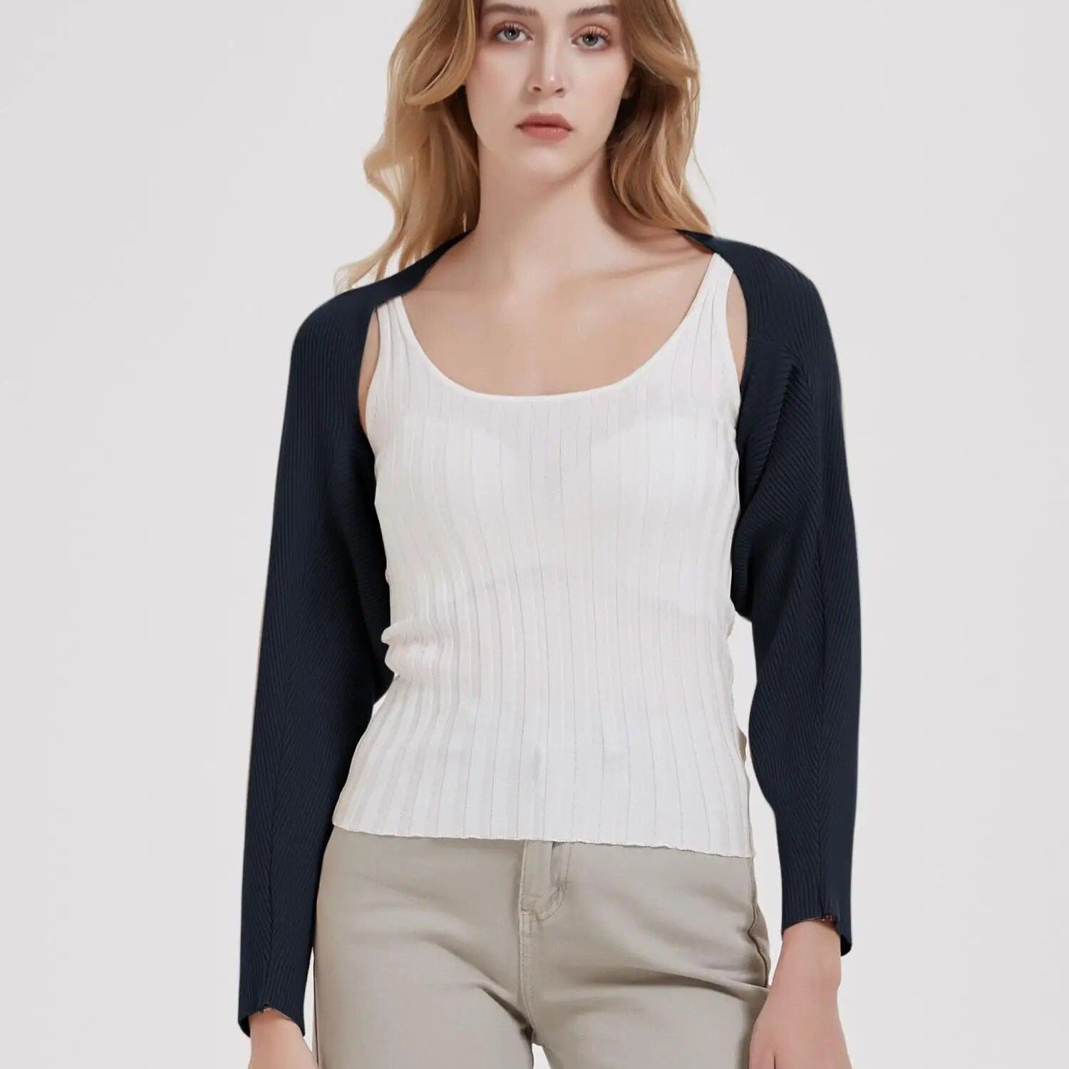 Langärmlige Strickjacke mit kurzem Oberteil