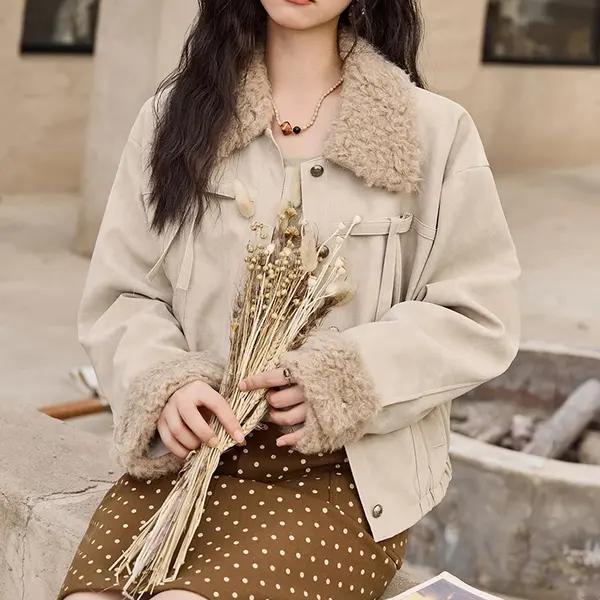Manténgase cómodo y con estilo con la chaqueta corta de lana de cordero
